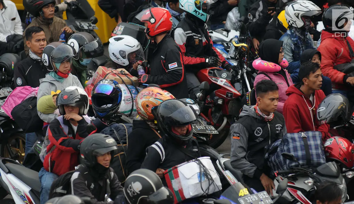 Pemudik berkendara sepeda motor menanti waktu masuk kapal penyeberangan di Dermaga 1 Pelabuhan Penyebrangan Merak, Banten, Sabtu (1/6/2019). Diperkirakan puncak arus mudik menuju pulau Sumatera akan terjadi pada Sabtu (1/6) dan Minggu (2/6). (Liputan6.com/Helmi Fithriansyah)