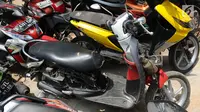 Kondisi sepeda motor yang dikendarai Adi Saputra (21) di Polres Tangerang Selatan, Jumat (8/2).  Adi Saputra mengamuk dan merusak motor matik-nya lantaran tidak terima ditilang polisi di kawasan BSD pada Kamis (7/2) kemarin. (Liputan6.com/Herman Zakharia)