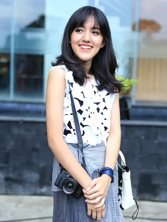 Gadis berusia 20 tahun itu juga punya alasan ketika membeli kamera. Lantaran hobi fotografinya yang semakin menjadi saat ini, kamera itu digunakan Ify untuk memotret momen yang menyenangkan dan kemudian diunggah di medsos. (Adrian Putra/Bintang.com)