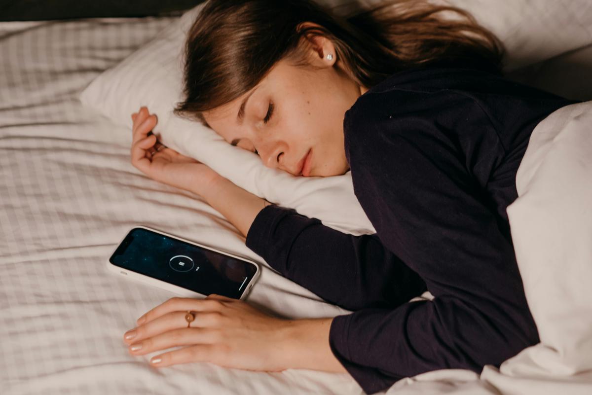 Risiko yang Perlu Diketahui saat Menaruh Handphone di Dekat Kepala Ketika Tidur