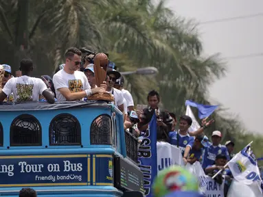 Pemain Persib diatas Bus Bandung Tour on Bus (Bandros) dalam Pawai Persib Juara Piala Presiden saat start dari Kota Baru Parahyangan, Bandung, Minggu (25/10/2015). (Bola.com/Nick Hanoatubun)
