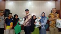 Perwakilan Bulog, PT Pos Indonesia, DKP, Dinsos, Kejaksaan dan TNI-Polri saat melakukan monitoring dan evaluasi program bantuan pangan (Banpang) di Aula Desa Sukaratu, Kecamatan Sucinaraja, Garut. (Liputan6.com/Jayadi Supriadin)