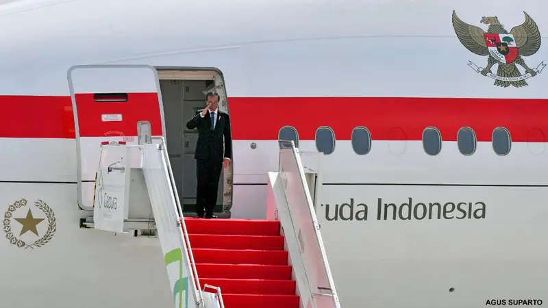 Presiden Jokowi melakukan kunjungan luar negeri perdananya di masa pandemi Covid-19 dengan menggunakan pesawat Garuda Indonesia