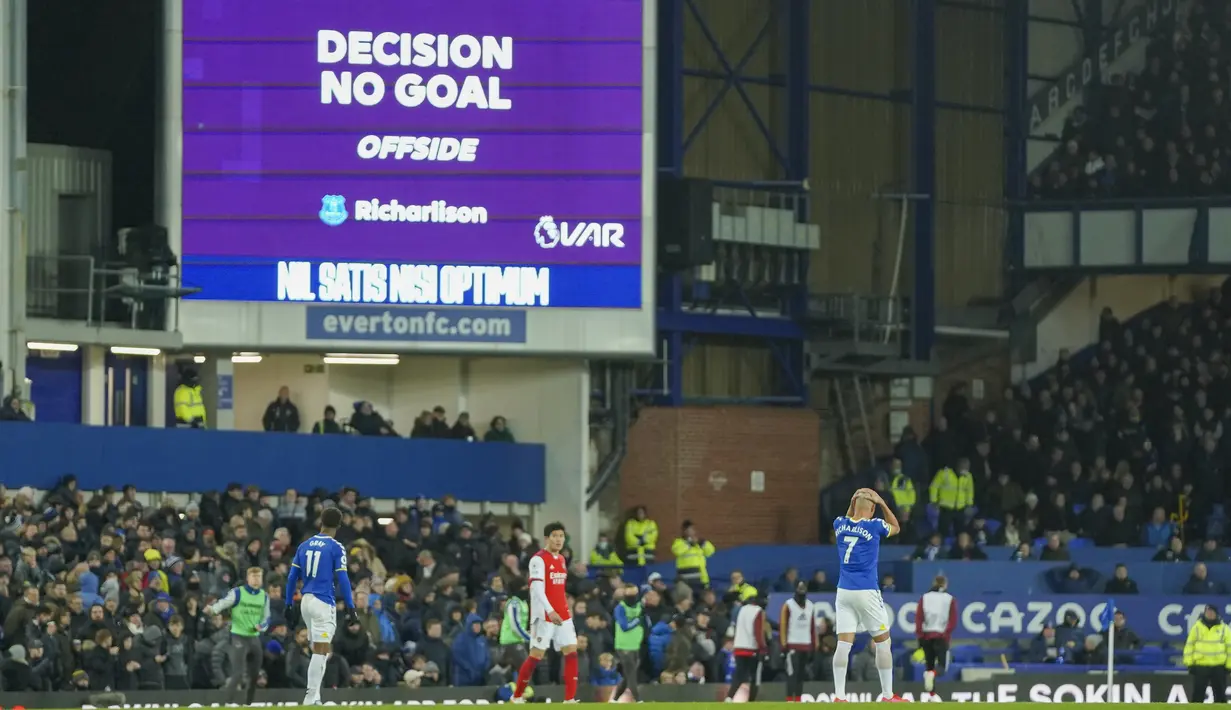 Di babak kedua, tepatnya di menit ke-58 Richarlison yang melakukan kerja sama dengan Abdoulaye Doucoure kembali mencetak gol yang lagi-lagi dianulir karena offside. (AP/Jon Super)