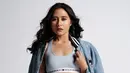 Prilly Latuconsina tampak memukau dalam foto terbarunya yang diunggah di media sosial. Mengenakan sport bra berwarna abu-abu dari merek ternama, Prilly memamerkan perut ratanya yang kencang dan berotot. Jaket denim yang dikenakannya semakin mempertegas kesan sporty namun tetap stylish. (Liputan6.com/IG/@prillylatuconsina96)