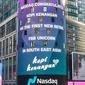 Billboard bertuliskan “Nasdaq Congratulates, Kopi Kenangan As The First New Retail F&B Unicorn in south east Asia!”.
