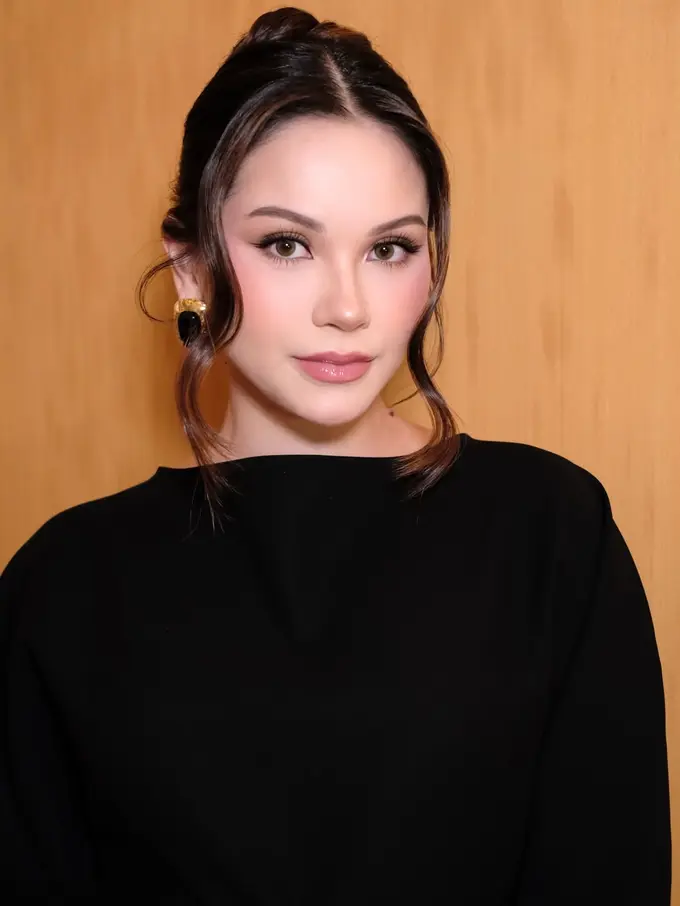 Bumil Glowing & Elegan, Alyssa Daguise Tampil Memesona dengan Soft Glam Look Saat Kondangan