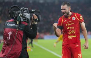 Selebrasi emosional bek Persija Jakarta, Jordi Amat usai mencetak gol lewat tendangan jarak jauh ke gawang Bhayangkara FC dalam laga tunda pekan ke-8 BRI Super League 2025/2026 di Stadion Utama Gelora Bung Karno, Jakarta, Senin (29/12/2025) malam. (Bola.com/M. Iqbal Ichsan).