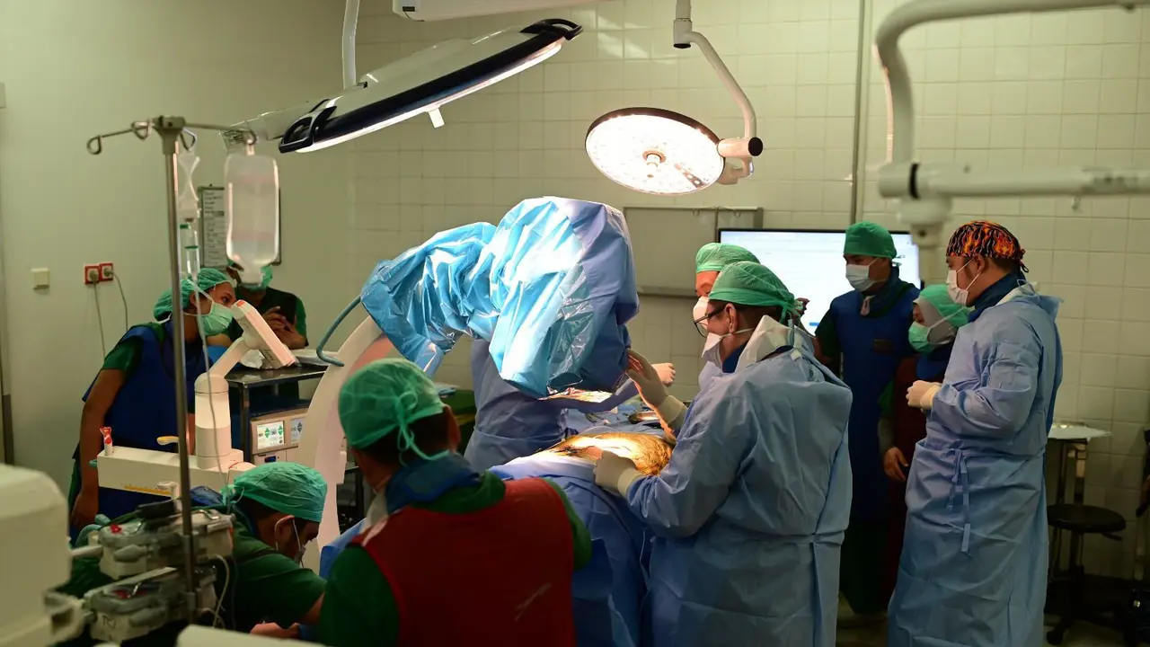 Operasi Pemasangan Deep Brain Stimulation pada Pasien Parkinson
