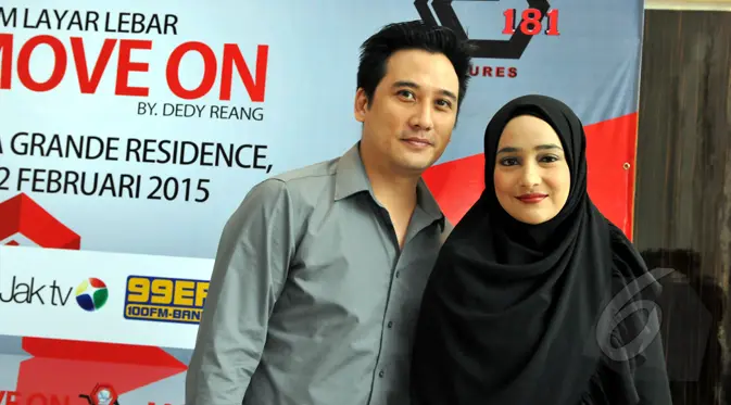 Teuku Firmansyah dan Cindy Fatika saat menghadiri acara syukuran film "Move On" di Casa Grande Kota Kasablanka, Jakarta, Senin (2/2/2015). (Liputan6.com/Panji Diksana) 