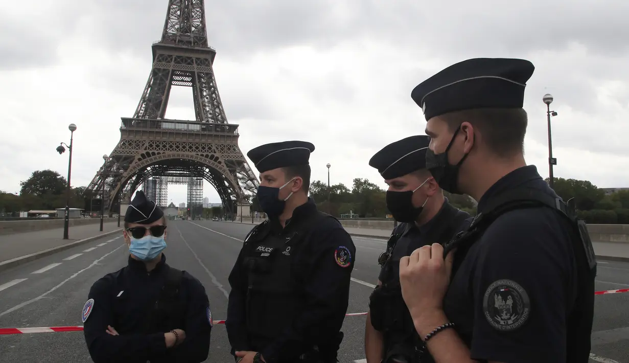 Petugas polisi Prancis mengamankan jembatan menuju Menara Eiffel di Paris, Rabu (23/9/2020). Polisi Paris telah memblokir daerah sekitar Menara Eiffel setelah ancaman bom telepon. (AP Photo / Michel Euler)