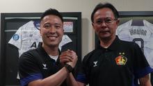 Ong Kim Swee (kanan) bersama CEO Persik Kediri, Arthur Irawan. (Bola.com/Gatot Sumitro)