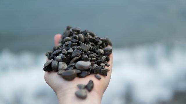 Ilustrasi memegang batu