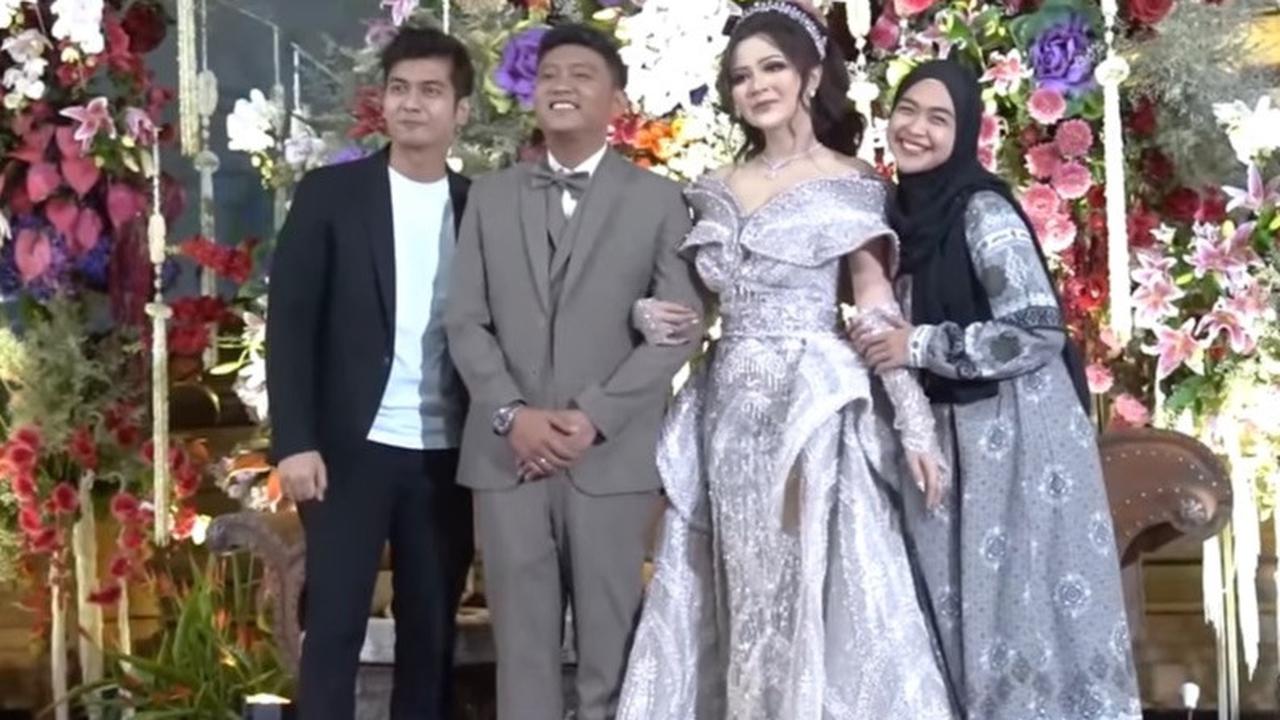 Ria Ricis juga turut hadir di acara ngunduh mantu pasangan Denny Caknan dan Bella Bonita. Ia ditemani sang suami hadir di acara tersebut. Ria Ricis datang dari Bogor menuju Ngawi.