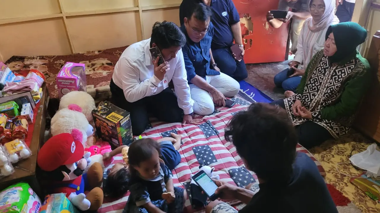 Menteri Sosial RI Tri Rismaharini (baju batik) mengunjuni keluarga korban kekerasan anak di Situbondo (Istimewa)