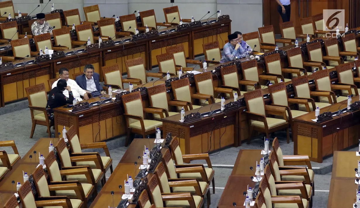 Anggota dewan mengikuti rapat paripurna ke-11 DPR RI tahun sidang 2019-2020 di Kompleks Parlemen, Jakarta, Kamis (26/9/2019). Paripurna tersebut mengambil keputusan terkait RUU Pengelolaan Sumber Daya Nasional (PSDN) untuk Pertahanan Negara. (Liputan6.com/Helmi Fithriansyah)