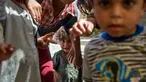 Anak-anak Irak berpose di sebuah kamp di Hammam al-Alil, Irak, Rabu (3/5). Pengungsi di kamp ini adalah warga Irak yang menyelamatkan diri dari ISIS di Mosul Barat. (AFP PHOTO / FADEL SENNA)