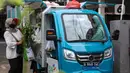 Penjual sayuran menggunakan transportasi Gerobak Motor Listrik di Srengseng Sawah, Jakarta, Kamis (20/1/2022). PLN melalui Program Tanggung Jawab Sosial dan Lingkungan (TJSL) memberikan inovasi dalam upaya peningkatan produktivitas di sektor usaha mikro kecil (UMK). (Liputan6.com/Johan Tallo)