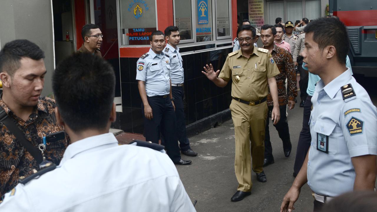 20170509-Djarot Temui Ahok di Rutan Cipinang-AFP
