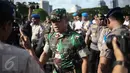 Panglima TNI Jenderal Gatot Nurmantyo menghadiri Apel Gelar Pasukan Operasi Lilin Jaya 2017 di Lapangan Silang Monas, Jakarta, Kamis (22/12). Apel gelar pasukan ini digelar Polri dalam rangka pengamanan Natal dan Tahun 2017. (Liputan6.com/Faizal Fanani)