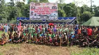 Ribuan masyarakat itu terdiri dari pelajar TK, SD hingga SMA/SMK, Pramuka, PNS dan masyarakat adat setempat. 