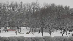Pengunjung berjalan di salju dekat spanduk instruksi jarak sosial sebagai tindakan pencegahan virus corona di sebuah taman di Goyang, Korea Selatan, Kamis (28/1/2021). Hujan salju diperkirakan akan turun di sebagian besar negara itu pada hari Kamis dengan angin kencang kelas topan. (AP/Lee Jin-man)