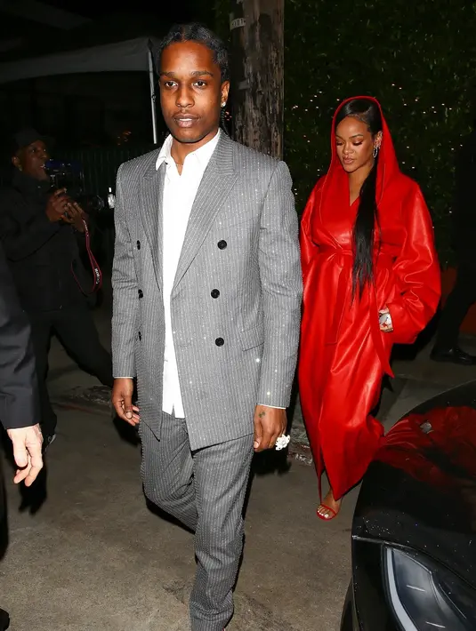 Menunjukkan kemesraan di tengah masa kehamilan, Rihanna dan A$AP Rocky berbagi foto dengan outfit yang keren (Celine)