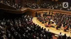 Konduktor Addie MS bersama grup musik Light Ministry Orchestra (LMO) membawakan lagu saat konser kedua bertajuk 'A Million Light' di Aula Simfonia, Jakarta (3/11/2024). (Liputan6.com/Herman Zakharia)