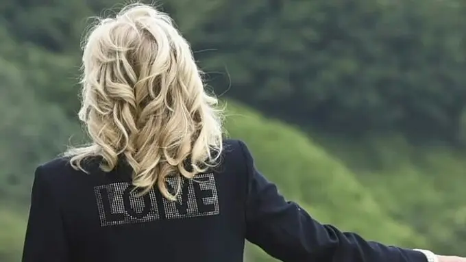 Pesan Tersembunyi Dibalik Blazer ‘Love’ yang Dikenakan Jill Biden