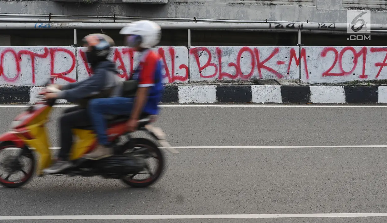 Pengendara motor melintasi jembatan layang Jalan HR Rasuna Said, Jakarta, Selasa (11/7). Dinding pembatas jembatan layang HR Rasuna Said arah kuningan dipenuhi coretan. (Liputan6.com/Helmi Fithriansyah)