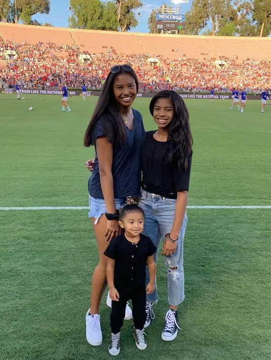 Berikut adalah potret kenangan Gigi bersama dengan kedua saudara perempuannya, Natalia Diamante Bryant dan Bianka Bella Bryant. Seperti yang diberitakan sebelumnya, mereka juga baru dikaruniai seorang adik perempuan yang kini berusia tujuh bulan. (Instagram/kobebryant)