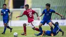 Gelandang Timnas Indonesia, Osvaldo Haay, melewati kepungan pemain Thailand pada laga SEA Games di Stadion Shah Alam, Selangor, Selasa (15/8/2017). Kedua negara bermain imbang 1-1. (Bola.com/Vitalis Yogi Trisna)