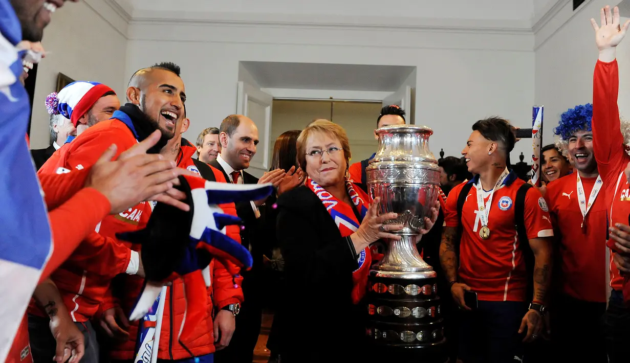 pemain Cile merayakan kegembiraan bersama Presiden Cile, Michelle Bachelet, di Istana Presiden. (AP Photo/Victor Ruiz)