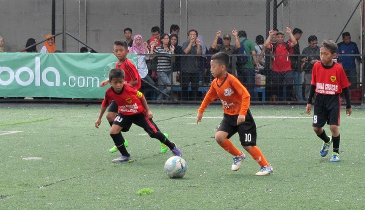 Pesepak bola U-11 Villa 2000 saat bertanding melawan Taruna Ciracas dalam Liga Bola Indonesia yang digulirkan pada Minggu (23/10/2016), di Sabnani Park, Tangerang. (Liga Bola Indonesia)