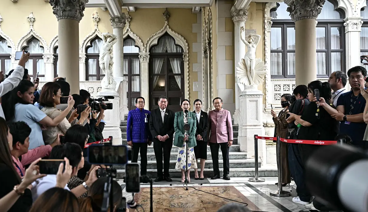 Dalam putusannya, tujuh dari sembilan hakim Mahkamah Konstitusi Thailand memilih untuk menangguhkan sementara tugas-tugas resmi Paetongtarn Shinawatra selama proses penyelidikan berlangsung. (Lillian SUWANRUMPHA/AFP)