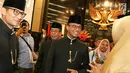 Gubernur dan Wakil Gubernur DKI Jakarta Anies Baswedan (tengah) dan Sandiaga Uno (kiri) berbincang usai rapat istimewa bersama DPRD Provinsi DKI Jakarta, Jumat (22/6). (Liputan6.com/Immanuel Antonius)