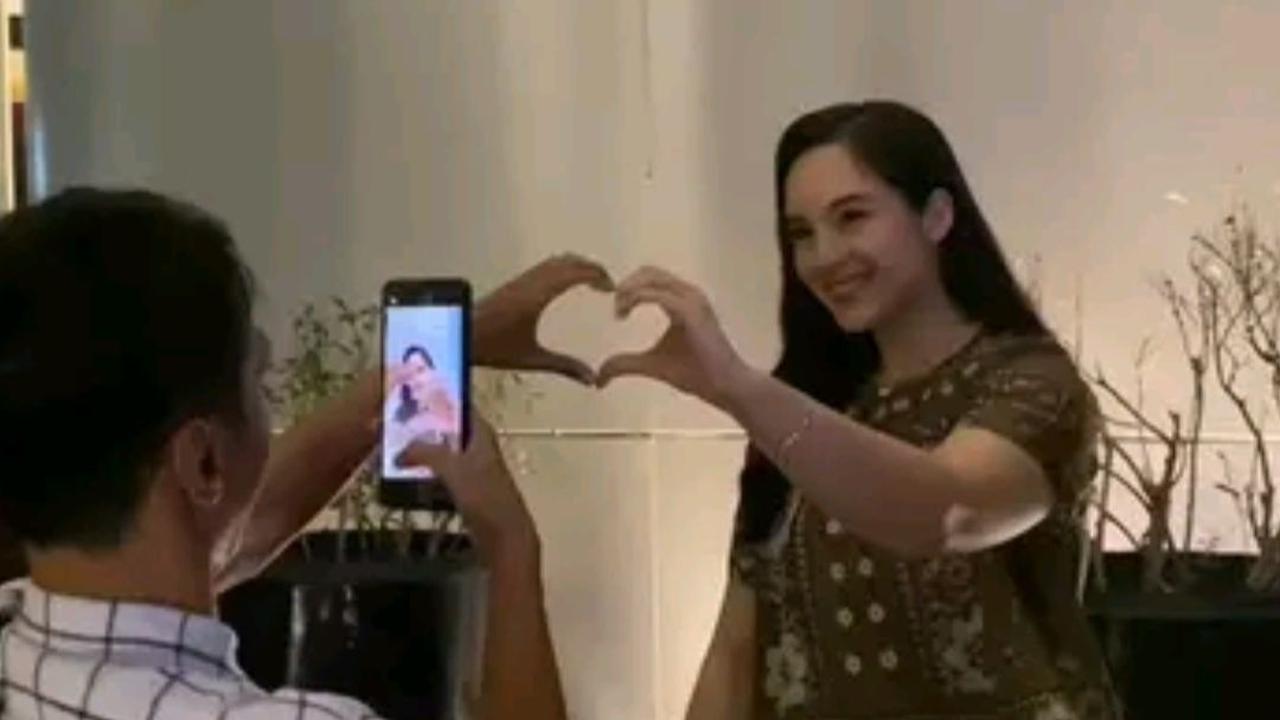 Potret cantik Chelsea Islan juga mencuri perhatian para fans. Banyak memuji potret cantik dirinya.<br>