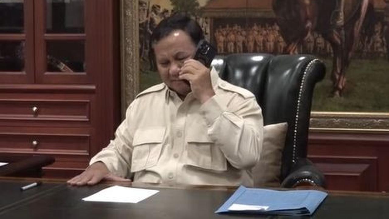 Dalam video yang dibagikan, Prabowo terlihat sangat sumringah menerima telepon tersebut.