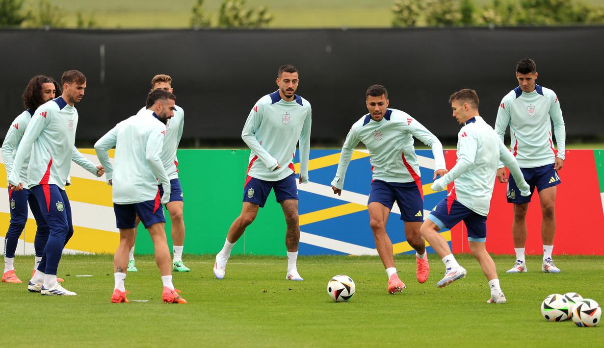 Laga pembuka ini menjadi ajang menjawab keraguan banyak pihak akan kelayakan skuad La Furia Roja. (LLUIS GENE / AFP)