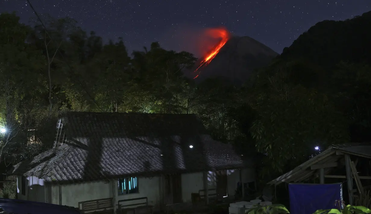 Dalam foto yang diambil menggunakan kecepatan rana kamera lambat ini, lahar panas mengalir dari kawah Gunung Merapi, di Sleman, Yogyakarta, Rabu dini hari (11/8/2021). Gunung Merapi adalah yang paling bergejolak dari lebih dari 120 gunung berapi aktif di Indonesia. (AP Photo/Trisnadi)