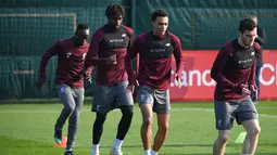 Striker Liverpool Sadio Mane (kiri) bersama Divock Origi, Trent Alexander-Arnold dan Andrew Robertson berlatih jelang menghadapi FC Porto pada leg pertama perempat final Liga Champions di Melwood, Liverpool, Inggris, Senin (8/4). The Reds bertekad membungkam Porto di Stadion Anfield.(Paul ELLIS/AFP)