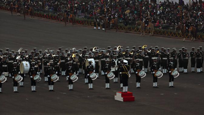 Band militer India tampil selama upacara Beating Retreat di Raisina Hills, pusat kekuasaan pemerintah, New Delhi, India, Jumat (29/1/2021). Upacara tersebut menandai akhir dari perayaan Hari Republik tahunan. (AP Photo/Manish Swarup)