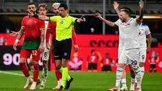 Wasit Gianluca Manganiello (tengah) memberi isyarat di samping bek AC Milan Kyle Walker (kiri) dan gelandang Lazio Manuel Lazzari saat pertandingan ke- 27 Serie A Italia 2024/2025 di stadion San Siro, Milan, pada Minggu 2 Maret 2025 waktu setempat atau Senin (3/3/2025) dini hari WIB. (Piero CRUCIATTI/AFP)