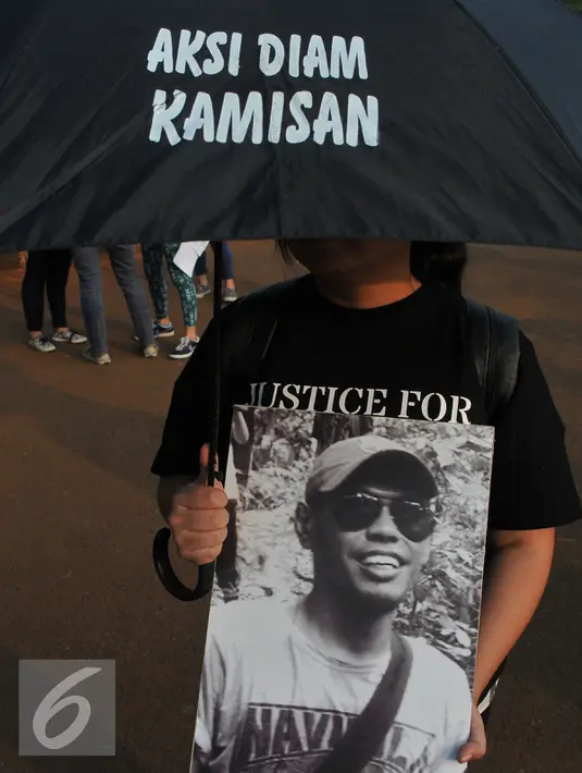 Massa dari Koalisi Solidaritas untuk Jopi melakukan aksi kamisan di depan Istana Negara, Jakarta, Kamis (2/7/15). Dalam aksinya mereka meminta kepada Jokowi untuk menuntaskan kasus pembunuhan Jopi. (Liputan6.com/Herman Zakharia)