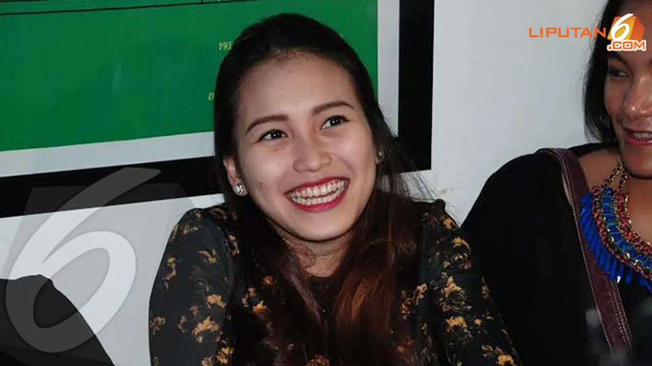 galley-ayu-ting-ting-2-140127c.jpg