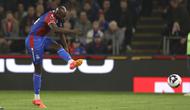 Pemain Crystal Palace, Jean-Philippe Mateta, mencetak gol ke gawang Manchester United pada laga pekan ke-36 Premier League 2023/2024 yang digelar di Selhurst Park, Selasa (7/5/2024). (AP Photo/Ian Walton)