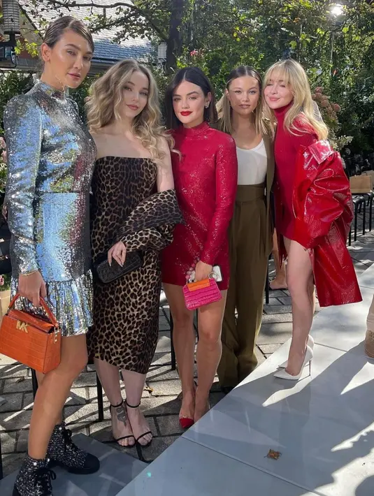 Luna Maya juga tampak akrab dengan seleb Hollywood lainnya seperti Dove Cameron, Lucy Hale, Sabrina Carpenter, dan Olivia Holt. (Foto: Instagram/ Luna Maya)