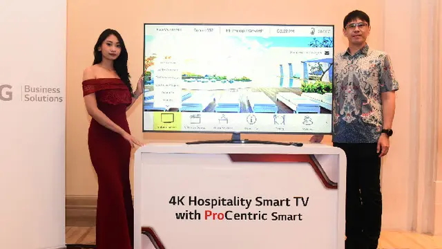 Head of IT & ID B2B LG Electronics Indonesia, Agustian Yusetia, memperkenalkan smart TV untuk kebutuhan pelaku bisnis. Dok: LG Indonesia