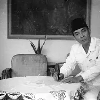 Soekarno dengan jas putih. Beberapa waktu lalu, Presiden Jokowi juga pernah memakai pakaian serupa. (Via: apaopinilo.wordpress.com)