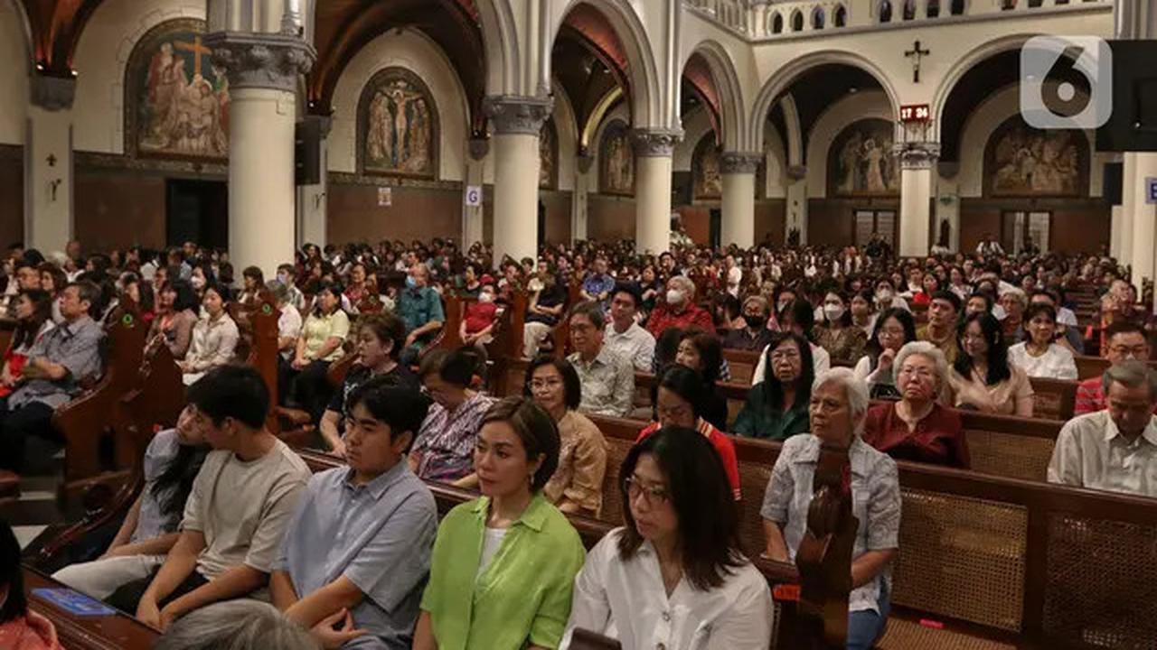 Khidmat, Misa Malam Natal di Gereja Katedral Jakarta